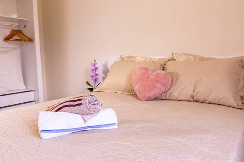 Fotografia profissional de uma casa no bairro Jardim Samambaia, em Praia Grande, SP, pelo fotógrafo profissional de imóveis Fernando Freire, foto para anúncio no Airbnb e Booking. Ambiente do quarto completo e mobiliado.'