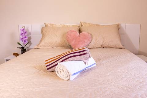 Fotografia profissional de uma casa no bairro Jardim Samambaia, em Praia Grande, SP, pelo fotógrafo profissional de imóveis Fernando Freire, foto para anúncio no Airbnb e Booking. Ambiente do quarto completo e mobiliado.'