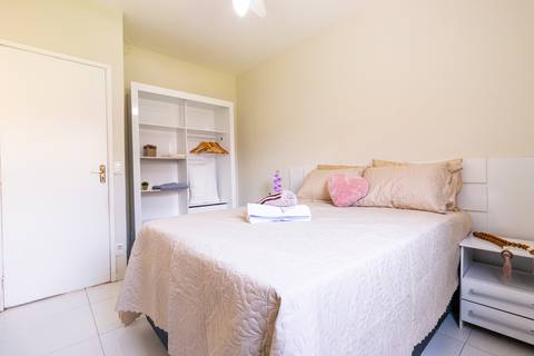 Fotografia profissional de uma casa no bairro Jardim Samambaia, em Praia Grande, SP, pelo fotógrafo profissional de imóveis Fernando Freire, foto para anúncio no Airbnb e Booking. Ambiente do quarto completo e mobiliado.'