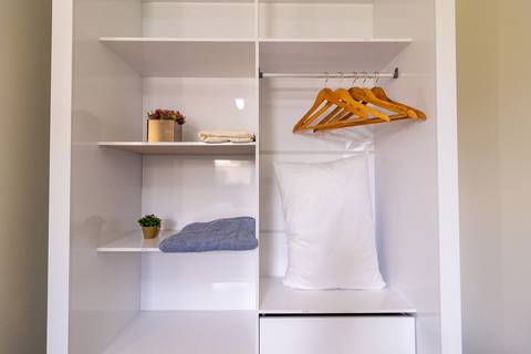 Fotografia profissional de uma casa no bairro Jardim Samambaia, em Praia Grande, SP, pelo fotógrafo profissional de imóveis Fernando Freire, foto para anúncio no Airbnb e Booking. Ambiente do quarto completo e mobiliado.'