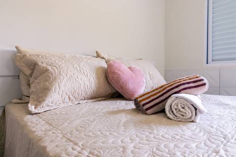 Fotografia profissional de uma casa no bairro Jardim Samambaia, em Praia Grande, SP, pelo fotógrafo profissional de imóveis Fernando Freire, foto para anúncio no Airbnb e Booking. Ambiente do quarto completo e mobiliado.'