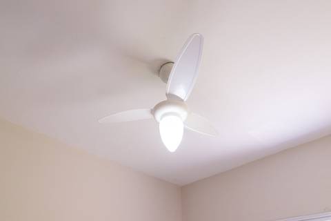 Fotografia profissional de uma casa no bairro Jardim Samambaia, em Praia Grande, SP, pelo fotógrafo profissional de imóveis Fernando Freire, foto para anúncio no Airbnb e Booking. Ambiente do quarto completo e mobiliado.'