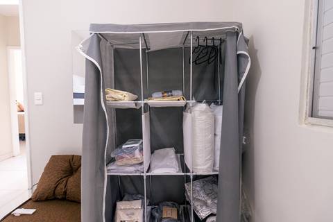 Fotografia profissional de uma casa no bairro Jardim Samambaia, em Praia Grande, SP, pelo fotógrafo profissional de imóveis Fernando Freire, foto para anúncio no Airbnb e Booking. Ambiente do quarto completo e mobiliado.'