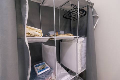 Fotografia profissional de uma casa no bairro Jardim Samambaia, em Praia Grande, SP, pelo fotógrafo profissional de imóveis Fernando Freire, foto para anúncio no Airbnb e Booking. Ambiente do quarto completo e mobiliado.'