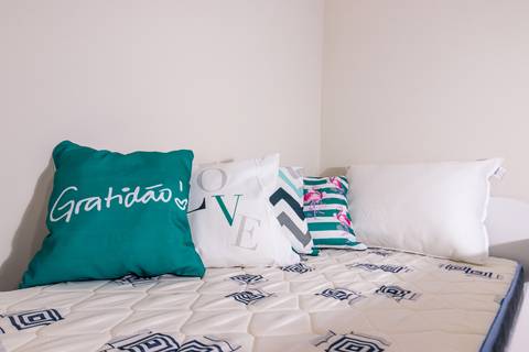 Fotografia profissional de uma casa no bairro Jardim Samambaia, em Praia Grande, SP, pelo fotógrafo profissional de imóveis Fernando Freire, foto para anúncio no Airbnb e Booking. Ambiente do quarto completo e mobiliado.'