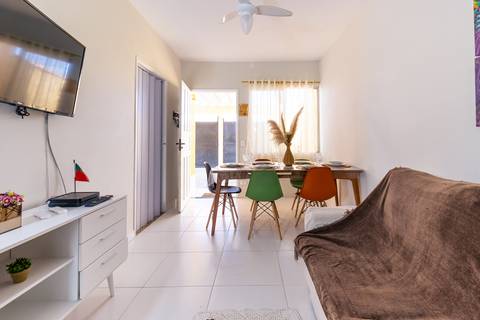 Fotografia profissional de uma casa no bairro Jardim Samambaia, em Praia Grande, SP, pelo fotógrafo profissional de imóveis Fernando Freire, foto para anúncio no Airbnb e Booking. Ambiente da sala completa e mobiliada.'