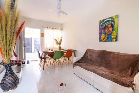Fotografia profissional de uma casa no bairro Jardim Samambaia, em Praia Grande, SP, pelo fotógrafo profissional de imóveis Fernando Freire, foto para anúncio no Airbnb e Booking. Ambiente da sala completa e mobiliada.'