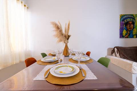 Fotografia profissional de uma casa no bairro Jardim Samambaia, em Praia Grande, SP, pelo fotógrafo profissional de imóveis Fernando Freire, foto para anúncio no Airbnb e Booking. Ambiente da sala completa e mobiliada.'