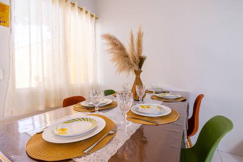 Fotografia profissional de uma casa no bairro Jardim Samambaia, em Praia Grande, SP, pelo fotógrafo profissional de imóveis Fernando Freire, foto para anúncio no Airbnb e Booking. Ambiente da sala completa e mobiliada.'