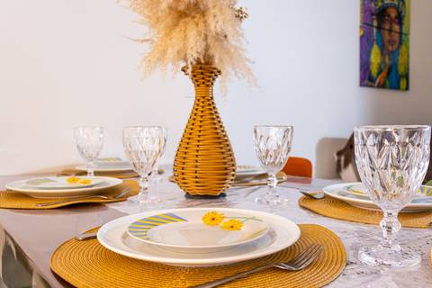 Fotografia profissional de uma casa no bairro Jardim Samambaia, em Praia Grande, SP, pelo fotógrafo profissional de imóveis Fernando Freire, foto para anúncio no Airbnb e Booking. Ambiente da sala completa e mobiliada.'