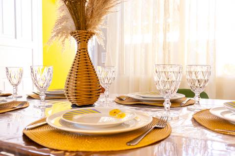 Fotografia profissional de uma casa no bairro Jardim Samambaia, em Praia Grande, SP, pelo fotógrafo profissional de imóveis Fernando Freire, foto para anúncio no Airbnb e Booking. Ambiente da sala completa e mobiliada.'