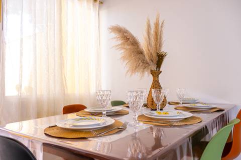 Fotografia profissional de uma casa no bairro Jardim Samambaia, em Praia Grande, SP, pelo fotógrafo profissional de imóveis Fernando Freire, foto para anúncio no Airbnb e Booking. Ambiente da sala completa e mobiliada.'