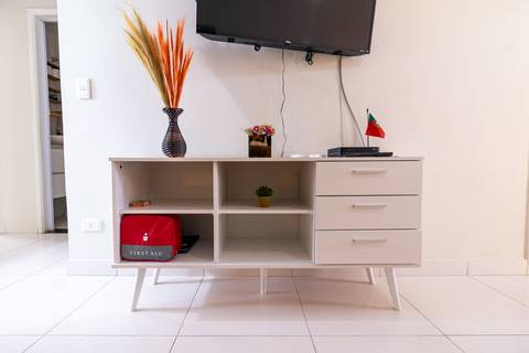 Fotografia profissional de uma casa no bairro Jardim Samambaia, em Praia Grande, SP, pelo fotógrafo profissional de imóveis Fernando Freire, foto para anúncio no Airbnb e Booking. Ambiente da sala completa e mobiliada.'