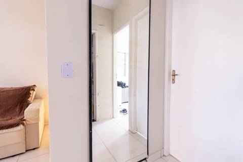 Fotografia profissional de uma casa no bairro Jardim Samambaia, em Praia Grande, SP, pelo fotógrafo profissional de imóveis Fernando Freire, foto para anúncio no Airbnb e Booking. Ambiente da sala completa e mobiliada.'