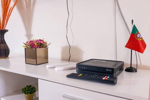 Fotografia profissional de uma casa no bairro Jardim Samambaia, em Praia Grande, SP, pelo fotógrafo profissional de imóveis Fernando Freire, foto para anúncio no Airbnb e Booking. Ambiente da sala completa e mobiliada.'