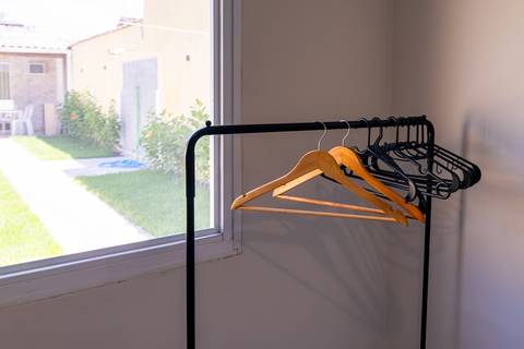 Fotografia profissional de uma casa no bairro Jardim Samambaia, em Praia Grande, SP, pelo fotógrafo profissional de imóveis Fernando Freire, foto para anúncio no Airbnb e Booking. Ambiente do quarto com mobília.'