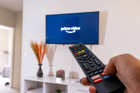 Fotografia profissional de uma casa no bairro Jardim Samambaia, em Praia Grande, SP, pelo fotógrafo profissional de imóveis Fernando Freire, foto para anúncio no Airbnb e Booking. Ambiente da sala completa e mobiliada.'