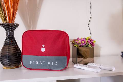 Fotografia profissional de uma casa no bairro Jardim Samambaia, em Praia Grande, SP, pelo fotógrafo profissional de imóveis Fernando Freire, foto para anúncio no Airbnb e Booking. Ambiente da sala completa e mobiliada.'