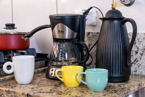 Fotografia profissional de uma casa no bairro Jardim Samambaia, em Praia Grande, SP, pelo fotógrafo profissional de imóveis Fernando Freire, foto para anúncio no Airbnb e Booking. Ambiente da cozinha completa e mobiliada.'