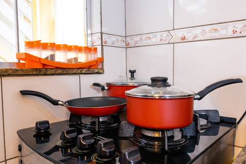 Fotografia profissional de uma casa no bairro Jardim Samambaia, em Praia Grande, SP, pelo fotógrafo profissional de imóveis Fernando Freire, foto para anúncio no Airbnb e Booking. Ambiente da cozinha completa e mobiliada.'