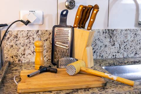 Fotografia profissional de uma casa no bairro Jardim Samambaia, em Praia Grande, SP, pelo fotógrafo profissional de imóveis Fernando Freire, foto para anúncio no Airbnb e Booking. Ambiente da cozinha completa e mobiliada.'