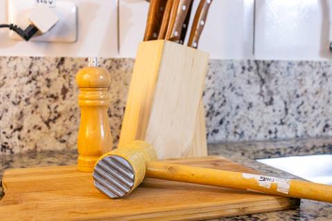 Fotografia profissional de uma casa no bairro Jardim Samambaia, em Praia Grande, SP, pelo fotógrafo profissional de imóveis Fernando Freire, foto para anúncio no Airbnb e Booking. Ambiente da cozinha completa e mobiliada.'