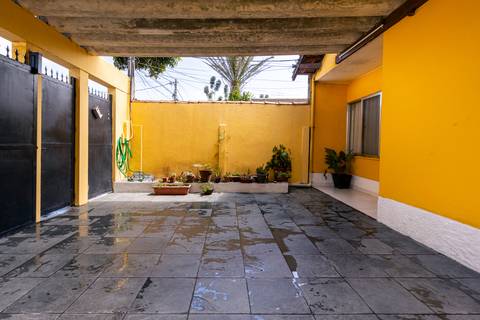 Fotografia profissional de uma casa no bairro Jardim Samambaia, em Praia Grande, SP, pelo fotógrafo profissional de imóveis Fernando Freire, foto para anúncio no Airbnb e Booking. Ambiente da garagem.'