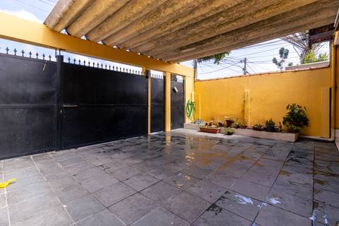 Fotografia profissional de uma casa no bairro Jardim Samambaia, em Praia Grande, SP, pelo fotógrafo profissional de imóveis Fernando Freire, foto para anúncio no Airbnb e Booking. Ambiente da garagem.'