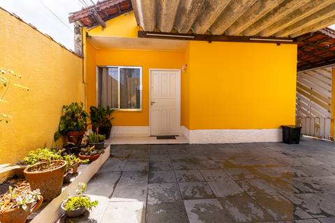 Fotografia profissional de uma casa no bairro Jardim Samambaia, em Praia Grande, SP, pelo fotógrafo profissional de imóveis Fernando Freire, foto para anúncio no Airbnb e Booking. Ambiente da garagem.'