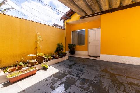 Fotografia profissional de uma casa no bairro Jardim Samambaia, em Praia Grande, SP, pelo fotógrafo profissional de imóveis Fernando Freire, foto para anúncio no Airbnb e Booking. Ambiente da garagem.'