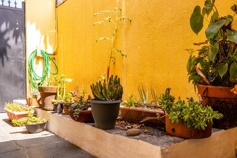 Fotografia profissional de uma casa no bairro Jardim Samambaia, em Praia Grande, SP, pelo fotógrafo profissional de imóveis Fernando Freire, foto para anúncio no Airbnb e Booking. Ambiente da garagem.'