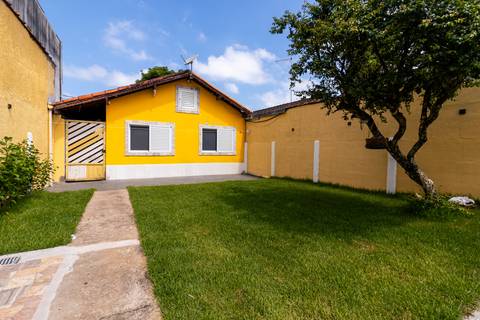 Fotografia profissional de uma casa no bairro Jardim Samambaia, em Praia Grande, SP, pelo fotógrafo profissional de imóveis Fernando Freire, foto para anúncio no Airbnb e Booking. Ambiente do quintal.'