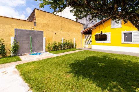 Fotografia profissional de uma casa no bairro Jardim Samambaia, em Praia Grande, SP, pelo fotógrafo profissional de imóveis Fernando Freire, foto para anúncio no Airbnb e Booking. Ambiente do quintal.'