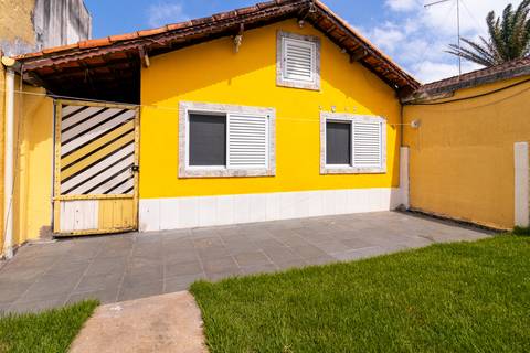 Fotografia profissional de uma casa no bairro Jardim Samambaia, em Praia Grande, SP, pelo fotógrafo profissional de imóveis Fernando Freire, foto para anúncio no Airbnb e Booking. Ambiente do quintal.'