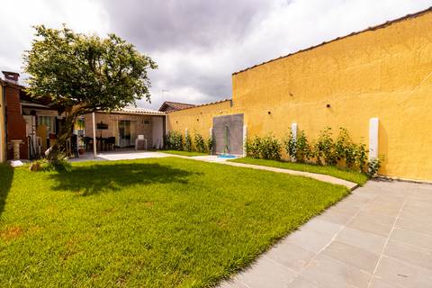 Fotografia profissional de uma casa no bairro Jardim Samambaia, em Praia Grande, SP, pelo fotógrafo profissional de imóveis Fernando Freire, foto para anúncio no Airbnb e Booking. Ambiente do quintal.'