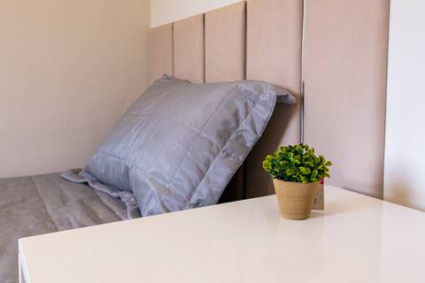 Fotografia profissional de uma casa no bairro Jardim Samambaia, em Praia Grande, SP, pelo fotógrafo profissional de imóveis Fernando Freire, foto para anúncio no Airbnb e Booking. Ambiente do quarto com mobília.'