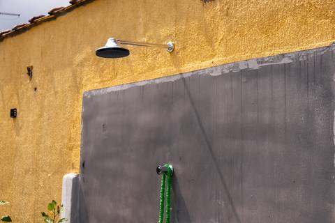 Fotografia profissional de uma casa no bairro Jardim Samambaia, em Praia Grande, SP, pelo fotógrafo profissional de imóveis Fernando Freire, foto para anúncio no Airbnb e Booking. Ambiente do quintal.'