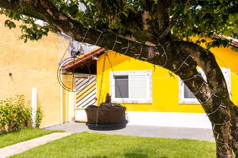 Fotografia profissional de uma casa no bairro Jardim Samambaia, em Praia Grande, SP, pelo fotógrafo profissional de imóveis Fernando Freire, foto para anúncio no Airbnb e Booking. Ambiente do quintal.'