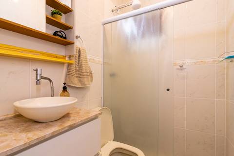 Fotografia profissional de uma casa no bairro Jardim Samambaia, em Praia Grande, SP, pelo fotógrafo profissional de imóveis Fernando Freire, foto para anúncio no Airbnb e Booking. Ambiente do banheiro completo.'