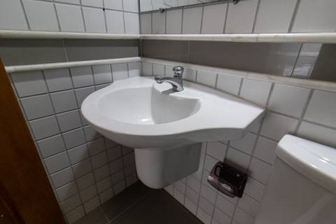 Fotografia profissional de uma cobertura no bairro Canto do Forte, em Praia Grande, SP, pelo fotógrafo profissional de imóveis Fernando Freire, foto para anúncio de apartamento no Airbnb e QuintoAndar. Ambiente da área de serviço com quarto e banheiro.'