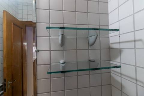 Fotografia profissional de uma cobertura no bairro Canto do Forte, em Praia Grande, SP, pelo fotógrafo profissional de imóveis Fernando Freire, foto para anúncio de apartamento no Airbnb e QuintoAndar. Ambiente da área de serviço com quarto e banheiro.'