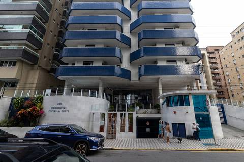 Fotografia profissional de uma cobertura no bairro Canto do Forte, em Praia Grande, SP, pelo fotógrafo profissional de imóveis Fernando Freire, foto para anúncio de apartamento no Airbnb e QuintoAndar. Fachada do prédio Costão do Forte.'