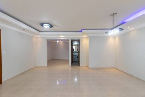 Fotografia profissional de uma cobertura no bairro Canto do Forte, em Praia Grande, SP, pelo fotógrafo profissional de imóveis Fernando Freire, foto para anúncio de apartamento no Airbnb e QuintoAndar. Ambiente da sala sem mobília.'