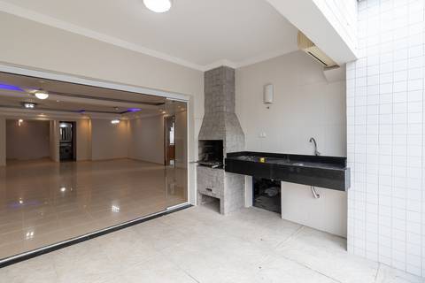 Fotografia profissional de uma cobertura no bairro Canto do Forte, em Praia Grande, SP, pelo fotógrafo profissional de imóveis Fernando Freire, foto para anúncio de apartamento no Airbnb e QuintoAndar. Ambiente da varanda com churrasqueira e piscina.'