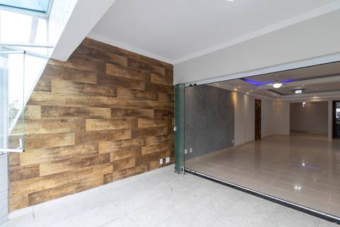 Fotografia profissional de uma cobertura no bairro Canto do Forte, em Praia Grande, SP, pelo fotógrafo profissional de imóveis Fernando Freire, foto para anúncio de apartamento no Airbnb e QuintoAndar. Ambiente da varanda com churrasqueira e piscina.'