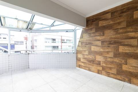 Fotografia profissional de uma cobertura no bairro Canto do Forte, em Praia Grande, SP, pelo fotógrafo profissional de imóveis Fernando Freire, foto para anúncio de apartamento no Airbnb e QuintoAndar. Ambiente da varanda com churrasqueira e piscina.'