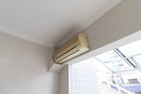 Fotografia profissional de uma cobertura no bairro Canto do Forte, em Praia Grande, SP, pelo fotógrafo profissional de imóveis Fernando Freire, foto para anúncio de apartamento no Airbnb e QuintoAndar. Ambiente da varanda com churrasqueira e piscina.'