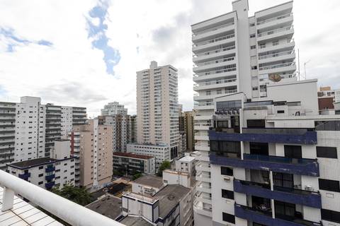 Fotografia profissional de uma cobertura no bairro Canto do Forte, em Praia Grande, SP, pelo fotógrafo profissional de imóveis Fernando Freire, foto para anúncio de apartamento no Airbnb e QuintoAndar. Ambiente da varanda com churrasqueira e piscina.'