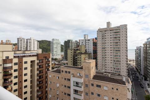 Fotografia profissional de uma cobertura no bairro Canto do Forte, em Praia Grande, SP, pelo fotógrafo profissional de imóveis Fernando Freire, foto para anúncio de apartamento no Airbnb e QuintoAndar. Ambiente da varanda com churrasqueira e piscina.'