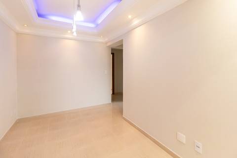 Fotografia profissional de uma cobertura no bairro Canto do Forte, em Praia Grande, SP, pelo fotógrafo profissional de imóveis Fernando Freire, foto para anúncio de apartamento no Airbnb e QuintoAndar. Ambiente da sala com acesso aos dormitorios.'